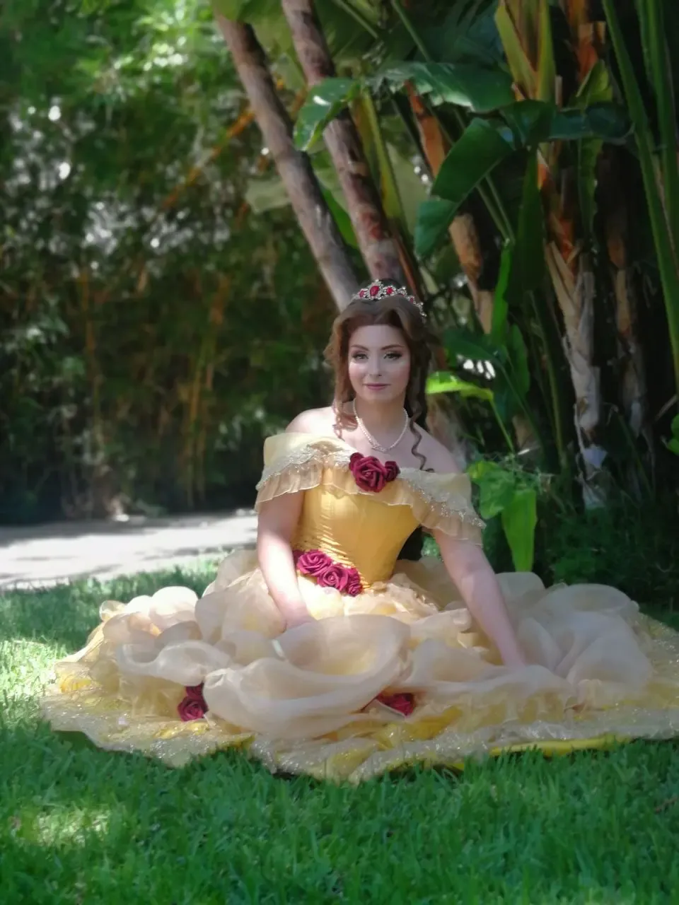 Princesa Bella sentada en un jardín en una fiesta infantil en Málaga