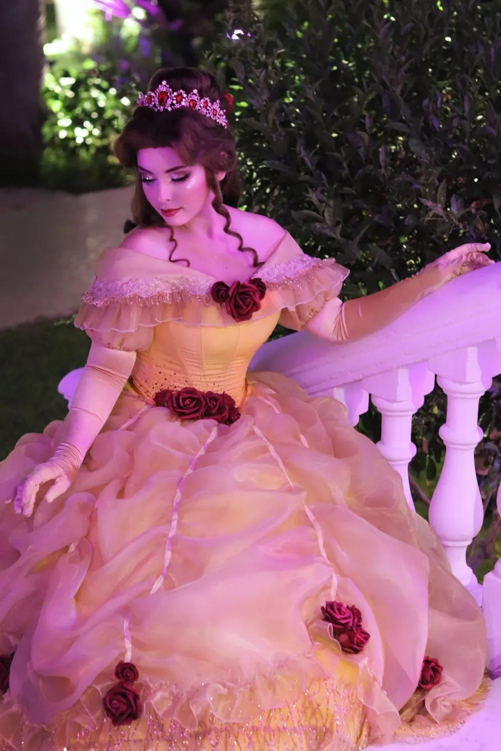 Princesa Bella con luces de fiesta de fondo