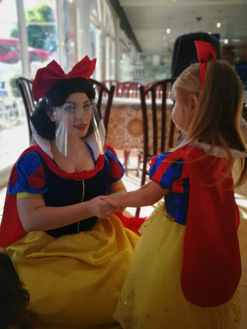 Princesa Blancanieves saludando a una niña en una fiesta