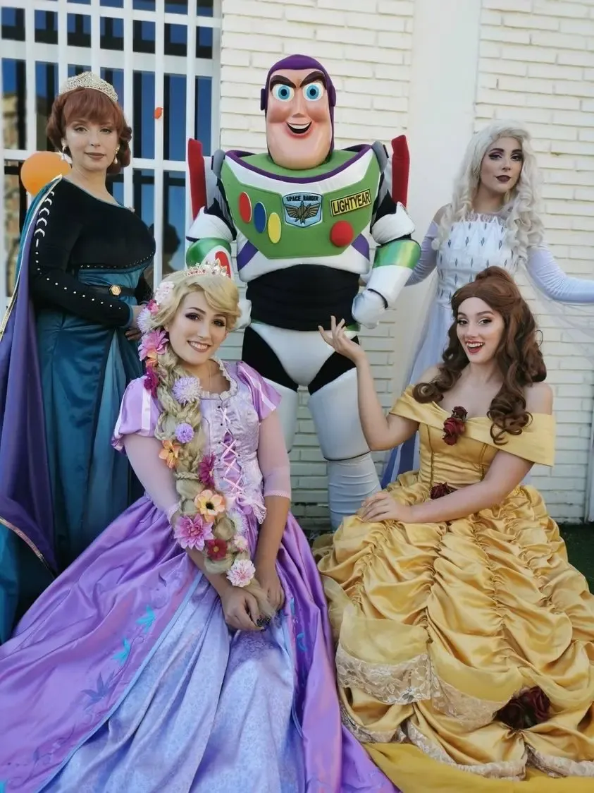 Personajes de princesas y superhéroes en una fiesta infantil de Fiestas Increíbles Málaga