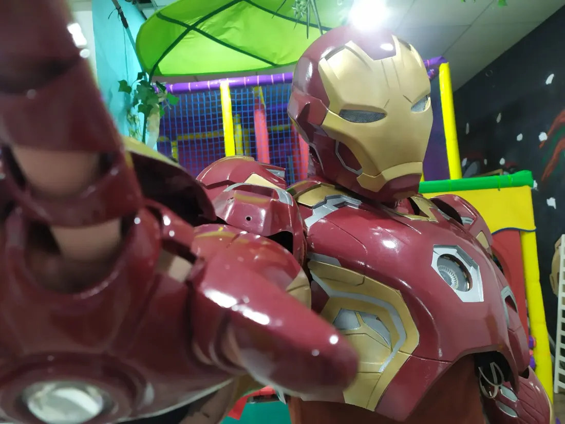 Iron Man en la zona de juegos del local de fiestas en Málaga