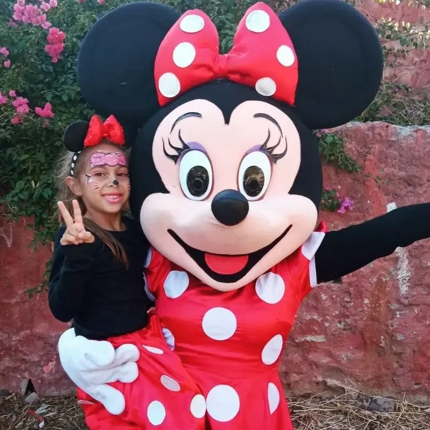 Mascota de Minnie Mouse con una niña en un cumpleaños en Málaga