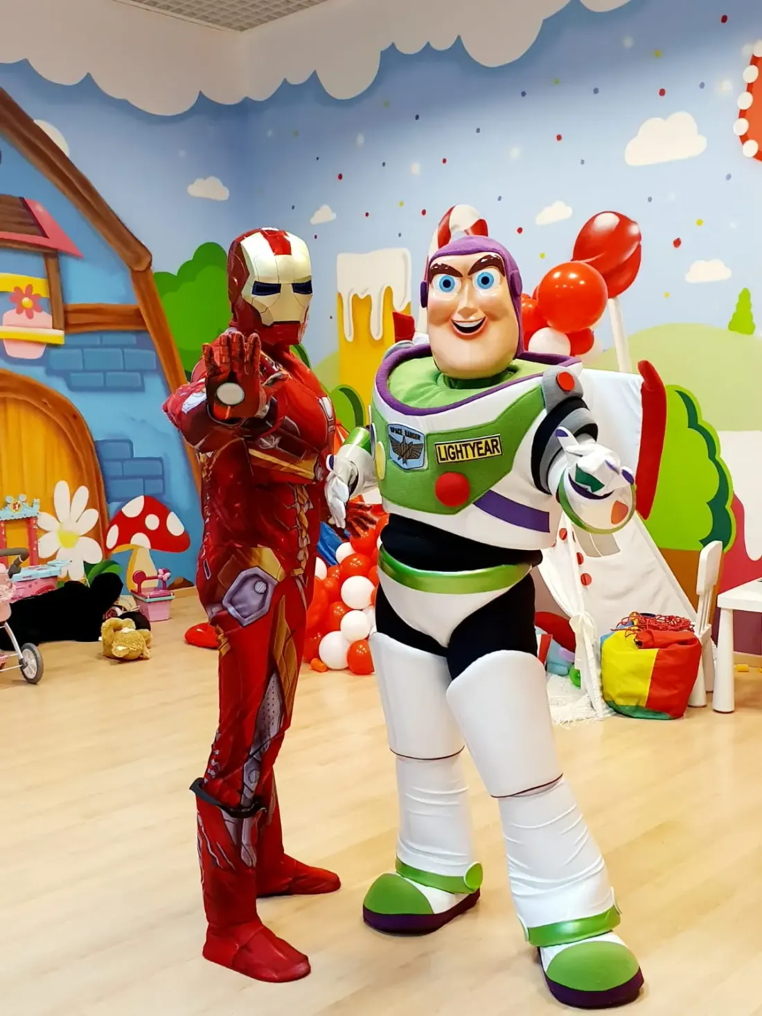 Iron Man y Buzz Lightyear en el salón de fiestas de Fiestas Increíbles Málaga