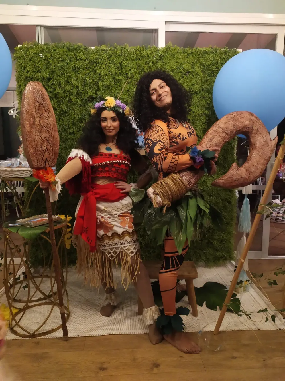Personajes de Vaiana y Maui en una fiesta temática en Málaga